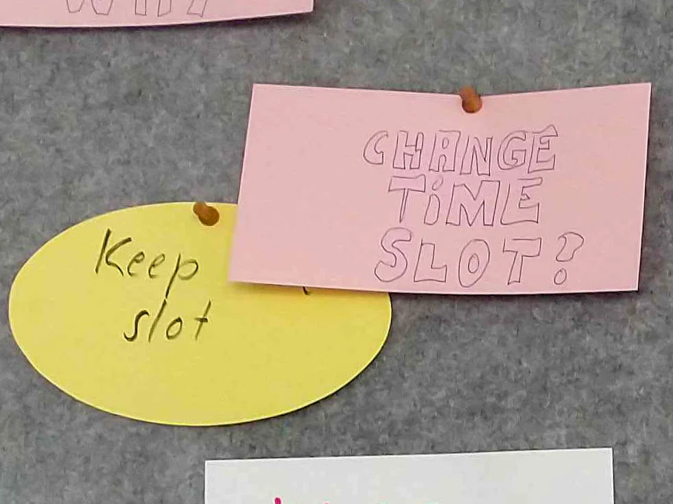 2 notes on a pinboard, expressing different opinions on the same thing